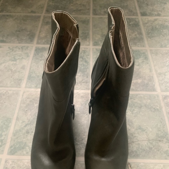 Green platform heel bootie - Picture 2 of 3